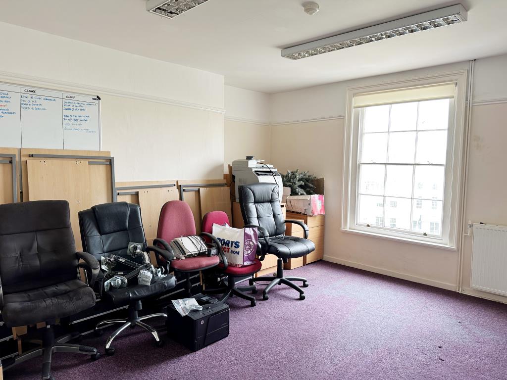 Lot: 43 - TERRACED COMMERCIAL UNIT WITH PLANNING PERMISSION FOR RESIDENTIAL CONVERSION - 